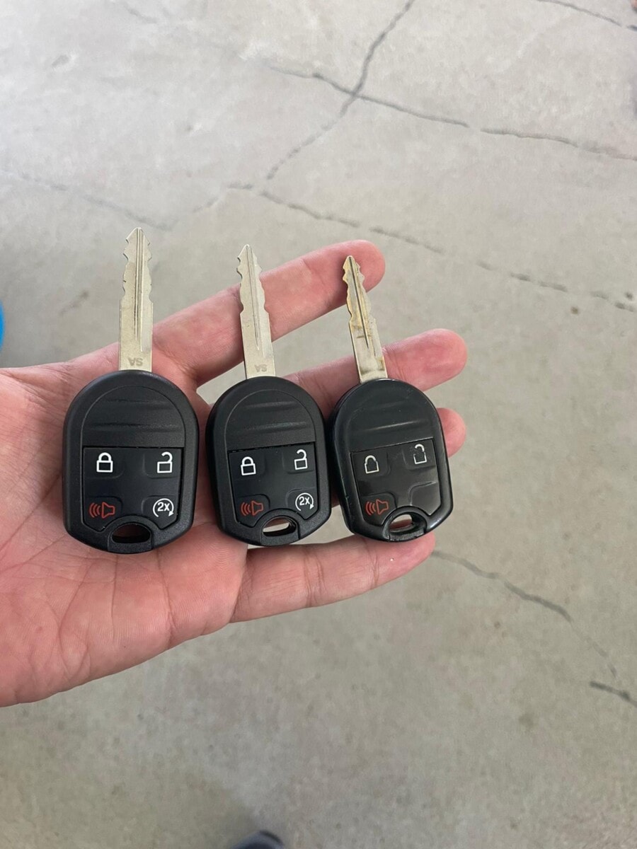 hand hold 3 ford remot key heads cut and program