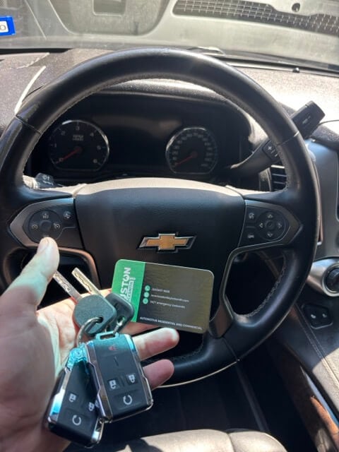 Locksmith Midtown Houston – Houston Key Locksmith technician making a car key replacement