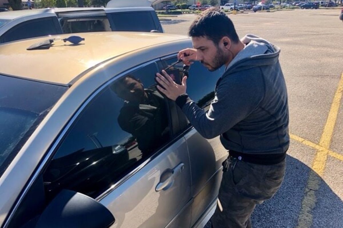 emergency-locksmith-heights-hero-2-2 Emergency locksmith unlocking car door in Houston Heights – Houston Key Locksmith