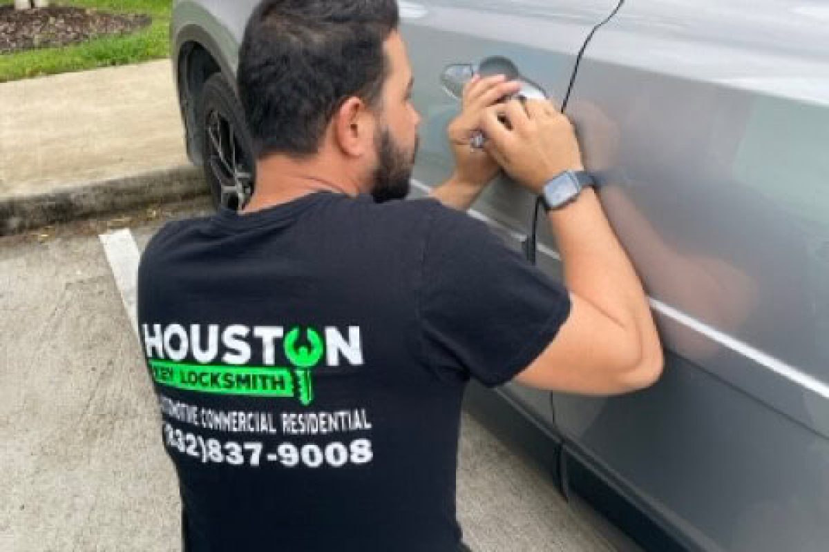 locksmith-downtown-houston-hero Locksmith open a door in Downtown Houston – Houston Key Locksmith"