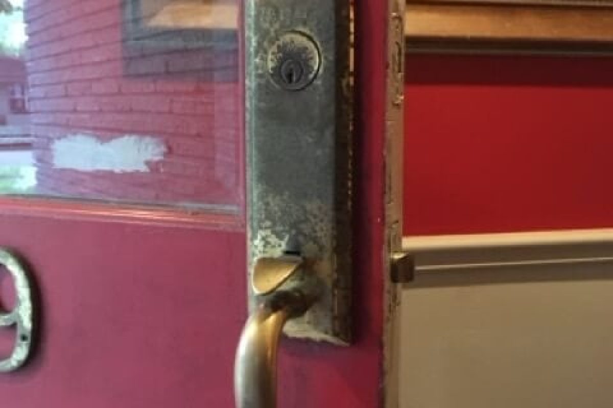 residential-locksmith-the-heights-hero Residential locksmith installing and rekey a lock in The Heights Houston – Houston Key Locksmith